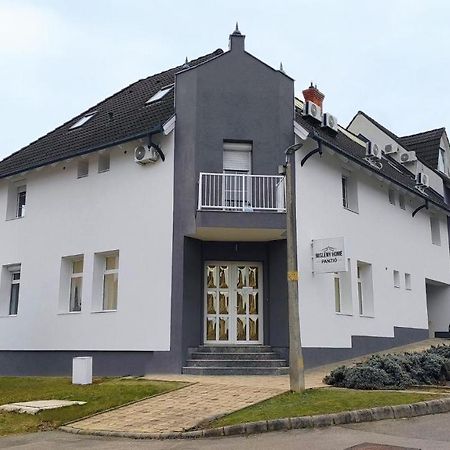 Misleny Home Kozarmisleny Eksteriør bilde